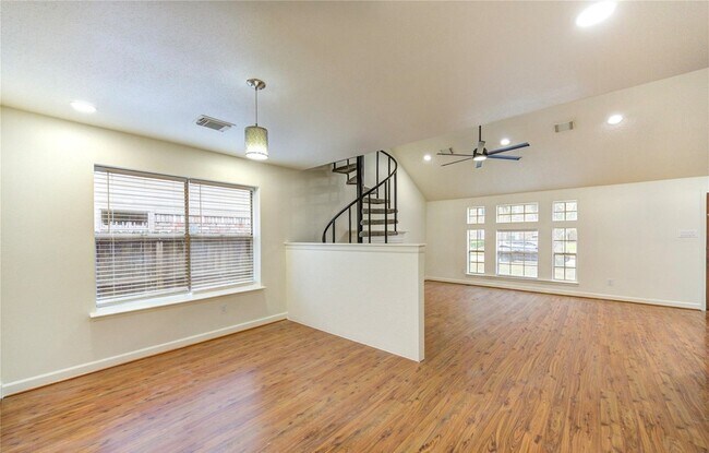 Building Photo - 16830 Scenic Gardens Dr