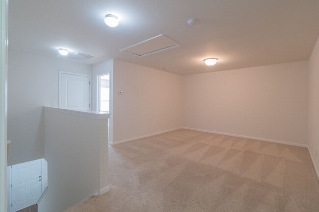 Building Photo - Freshly Renovated 4-Bedroom Home with Mode...