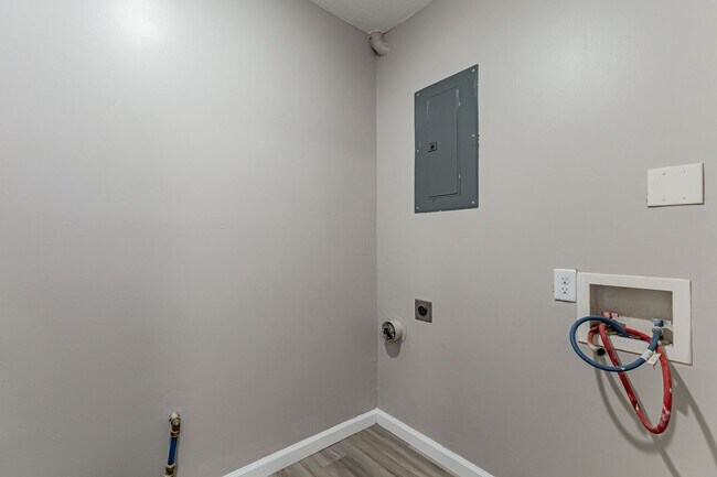 Building Photo - 1603 Kings Way