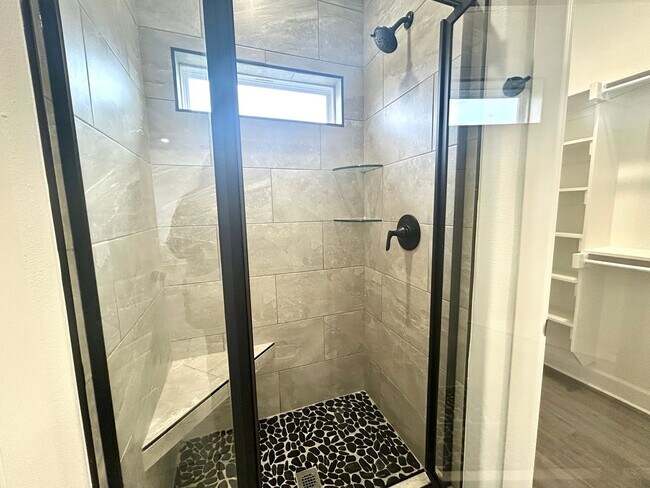 Building Photo - Centerton Home Available NOW! 4 bed, 2 full bath no carpet home. LARGE fenced backyard