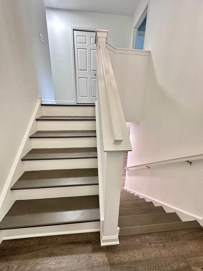 Building Photo - 1875 Crenshaw Cir
