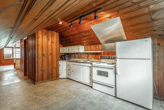 Building Photo - 321-325 Pine Ridge Road