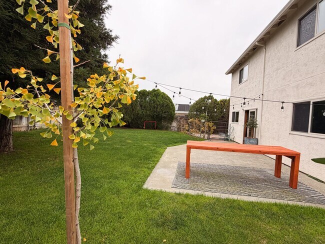 Building Photo - 950 Pembroke Way