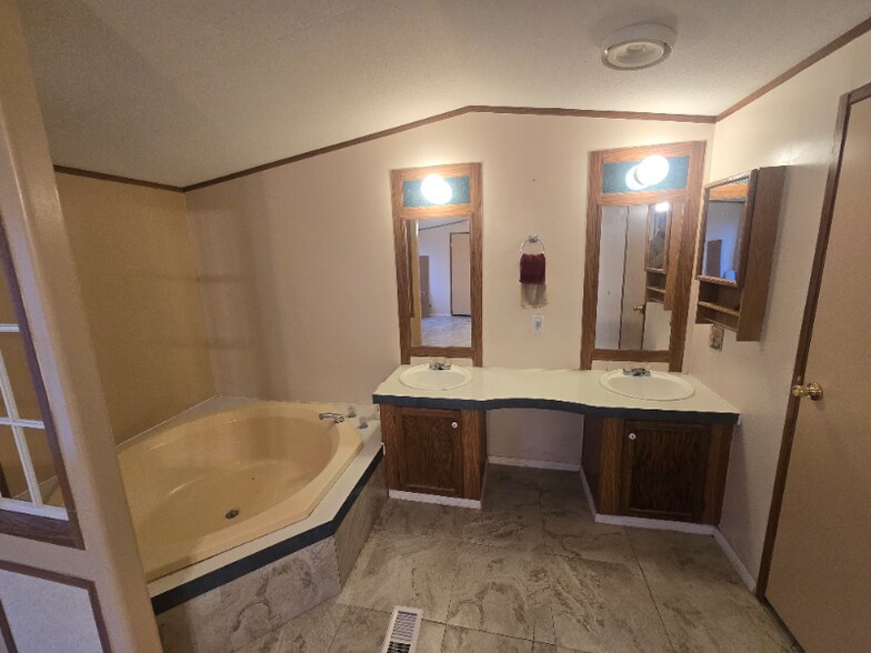 Building Photo - 7871 S Pistol Hill Rd