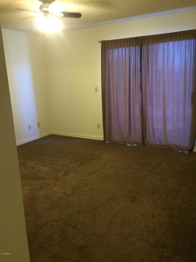Building Photo - 304 E Bluebell Ln