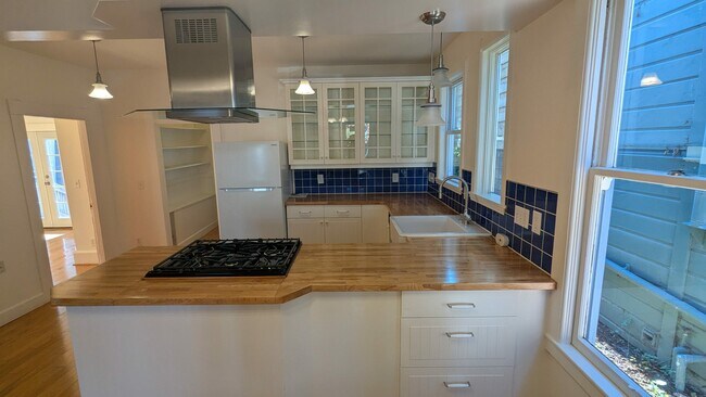 Building Photo - 816 Addison St