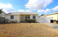 Building Photo - 3 Bedroom / 1 bathroom house with garage i...