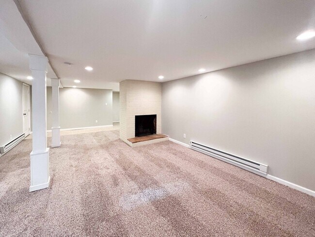 Building Photo - 5/3 updated Mid-Century Modern with original hardwoods