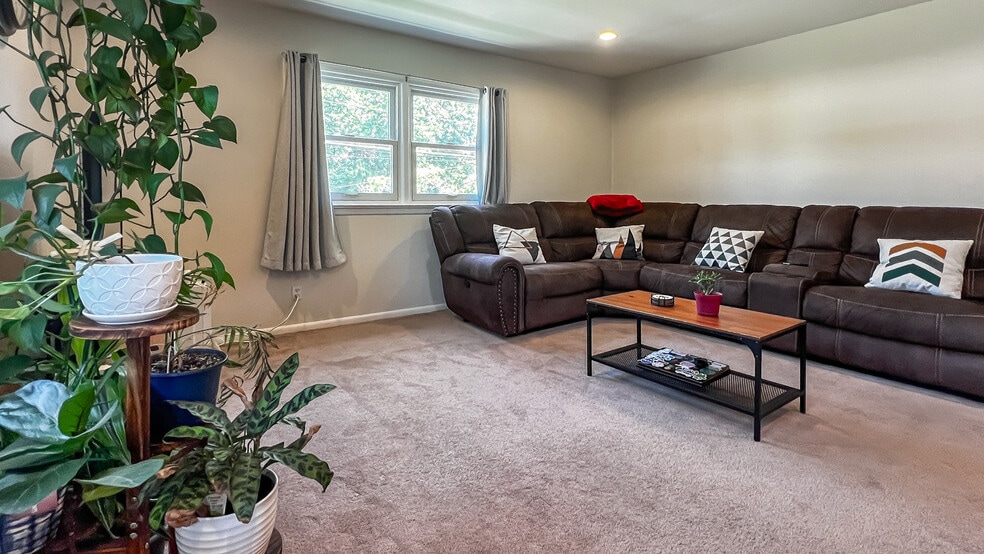 Building Photo - 106 6th Ave