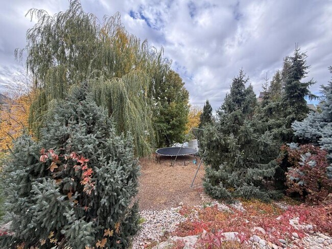 Building Photo - 1615 E Lakeview Way