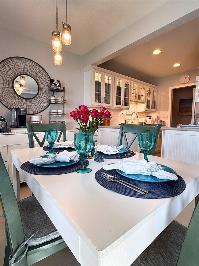 Building Photo - 1705 N Riverside Dr