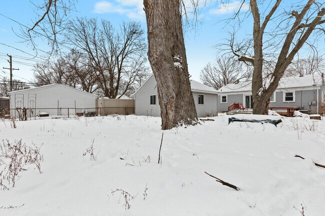 Building Photo - 4521 Thorncroft Ave