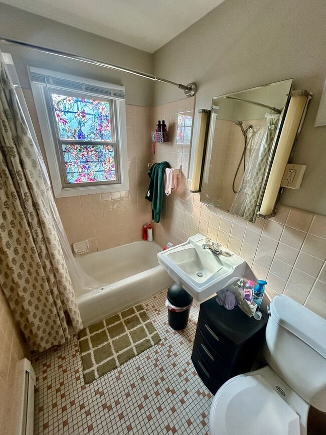 Building Photo - Available September! - 1 Bed 1 Bath Apartment