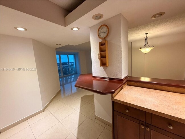 Building Photo - 919 Hillcrest Dr