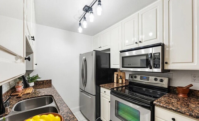 Building Photo - Spacious 1-bedroom  in the heart of Midtown Santa Monica.