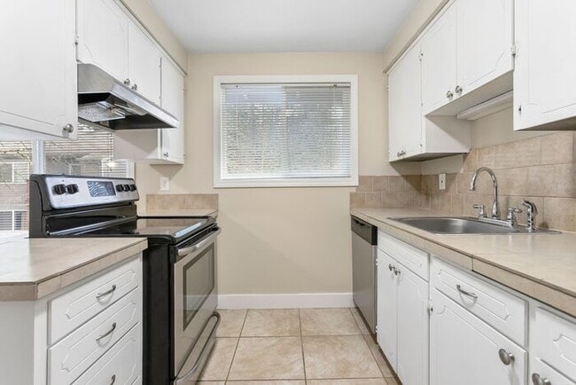 Building Photo - 2 bedroom available soon ! Apply Now!!