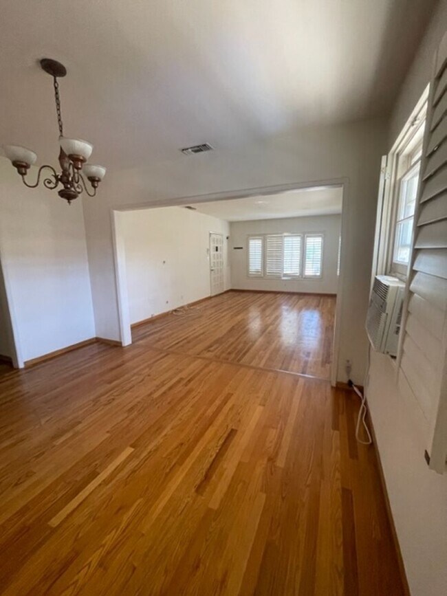 Building Photo - Westchester Home Perfect for Plant/Garden ...
