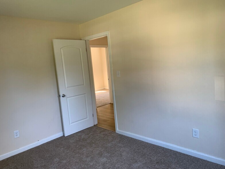 Building Photo - 631 Willow Dr