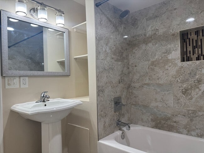 Building Photo - Beautiful Victoria Village Townhomes!