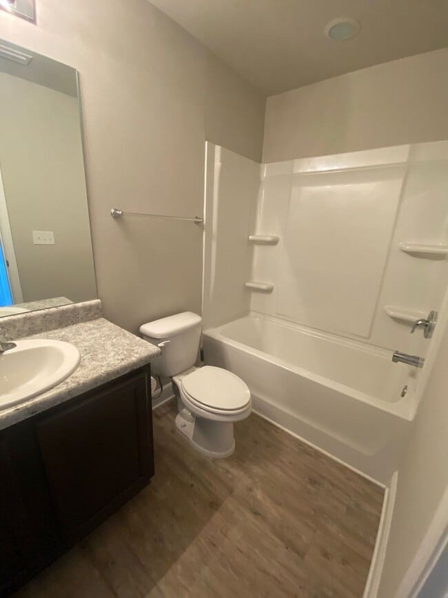 Building Photo - Spacious Modern Townhome; Conveniently Located! *Garbage, Pest Control & Lawncare Included!* *SPE...