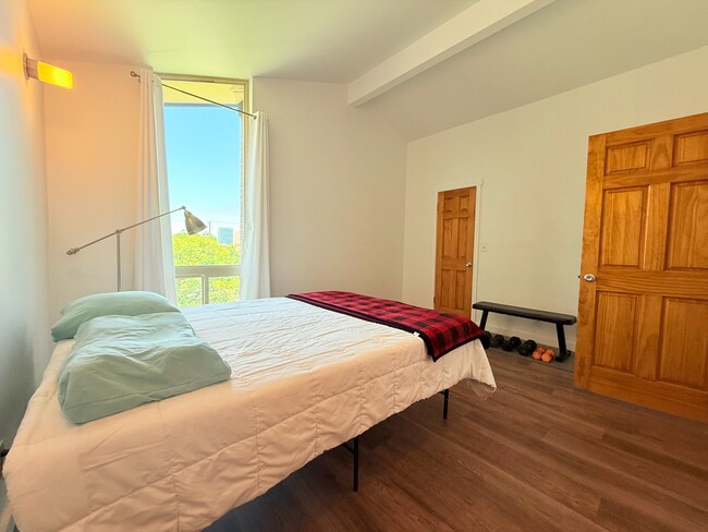 Building Photo - Beautiful One-Bedroom Condo near the Heart of Downtown SLC!