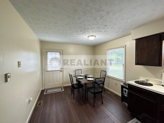 Building Photo - 530 Foxwood Dr