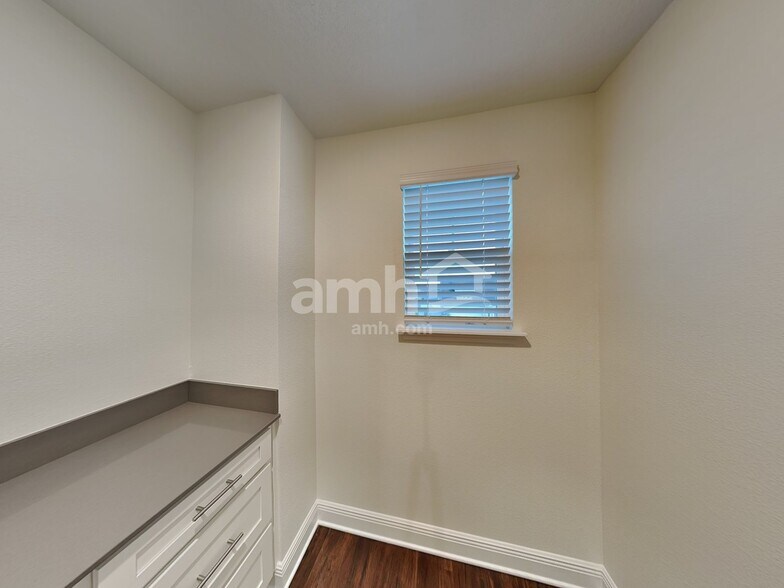Building Photo - 904 Heavenly Dr