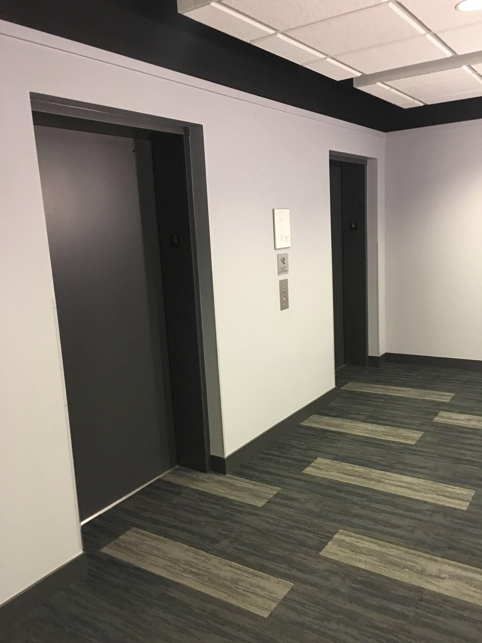 elevators in building - 950 W Monroe St
