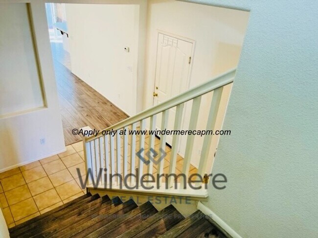 Building Photo - Spacious 3-bedroom with Updated Finishes and Prime Location!