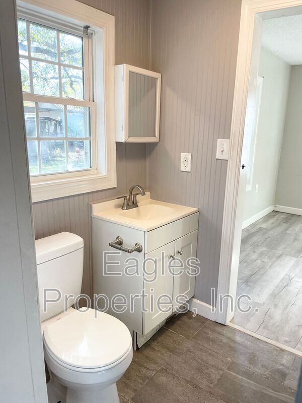 Building Photo - 108 Head St