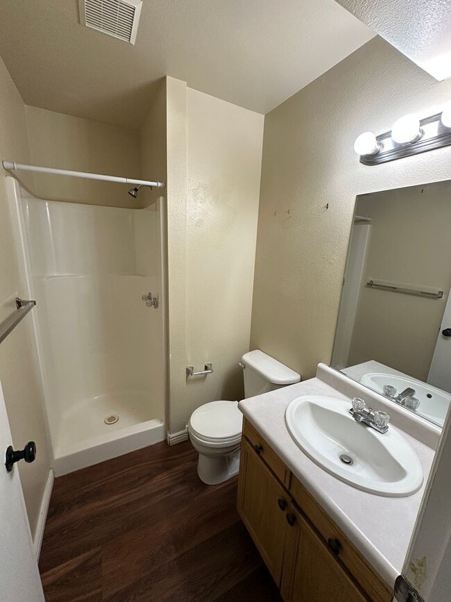 Building Photo - 3 BEDROOM, 2 BATHROOM TOWNHOUSE WITH 1 CAR...