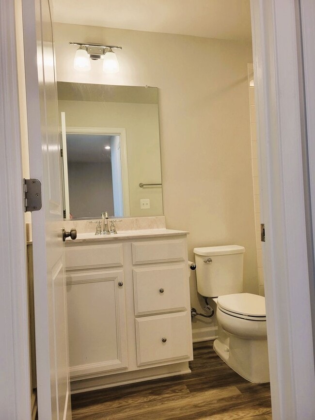 Building Photo - Immaculate 3 bedroom townhouse centrally located in Bon Air