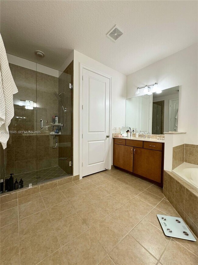 Building Photo - 13017 Riverwalk Cir S