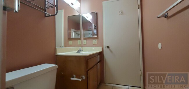Building Photo - Cozy 2 bedroom 2 Bath home near Stowell and Broadway!