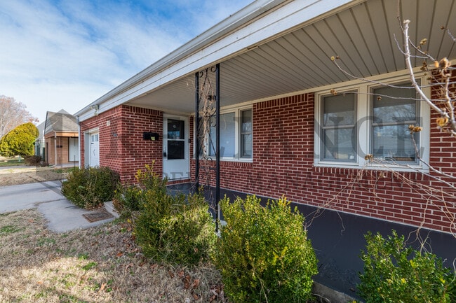 Building Photo - 1720 S Windsor Rd