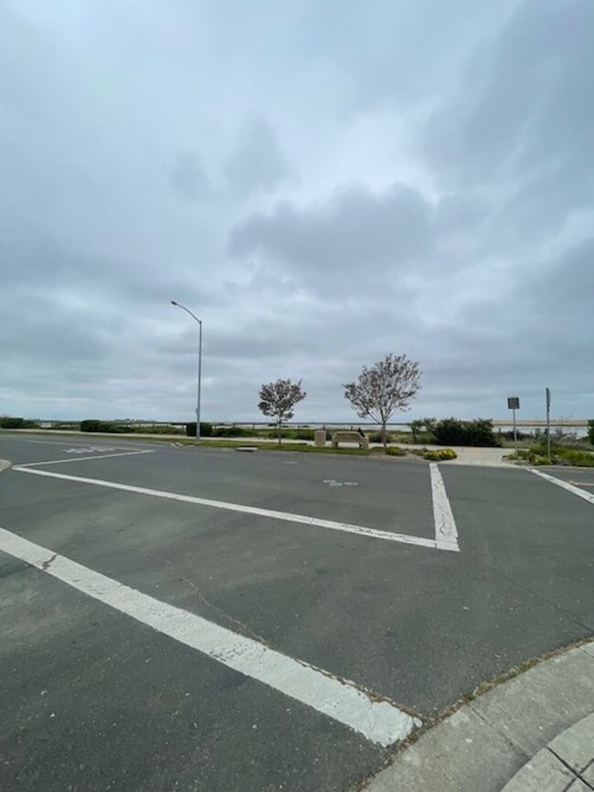 Building Photo - For Rent: Beautifully Updated 3-Bedroom Ho...