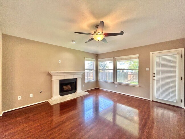 Building Photo - Beautiful & Spacious 3BR/2.5BA One-Level H...