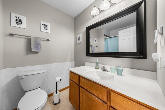 Building Photo - 433 Sarah Cir