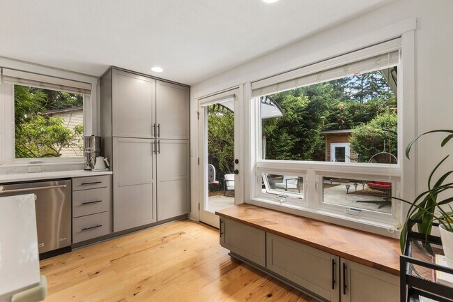 Building Photo - 3Bd/1.5Ba Kirkland Home