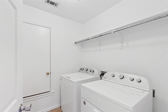 Building Photo - 2204 Coats Cir