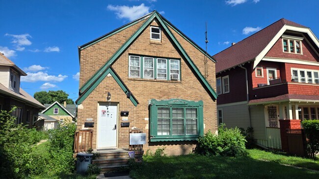 Building Photo - Renovated 3BR/1.5BA | 1,200 Sq Ft | Pet Friendly | Off-Street Parking | Available