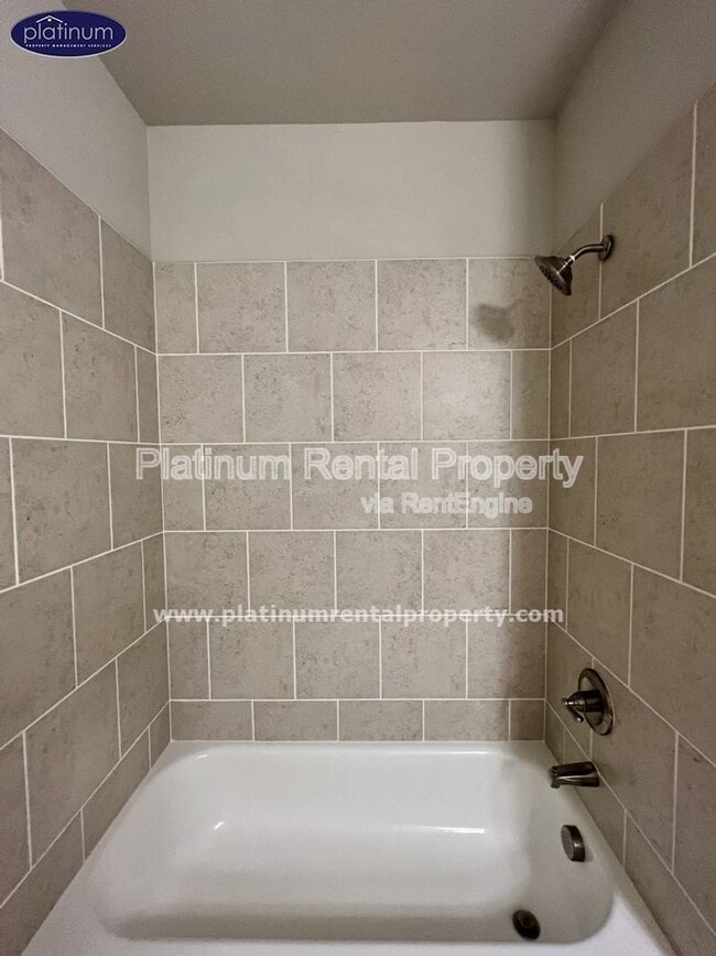 Building Photo - 2360 Manor Pointe Dr