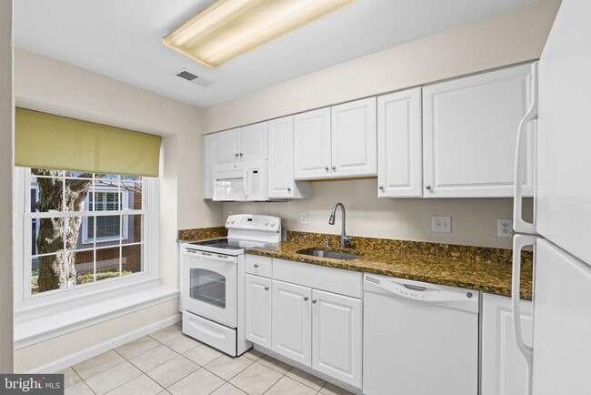 Building Photo - 786 N Vermont St