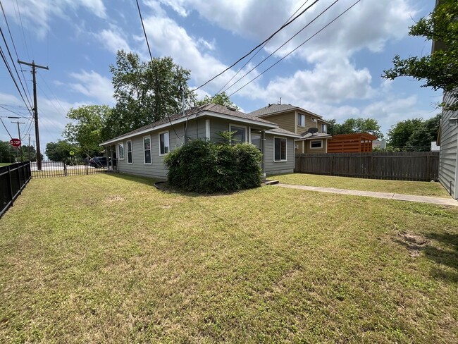 Building Photo - 4Bed/2Bath House w/ detached garage