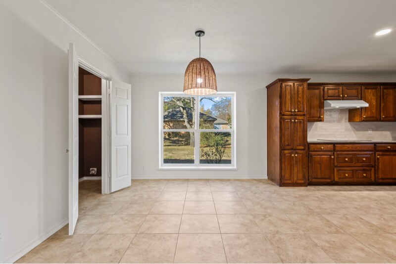 Building Photo - 170 N Meadowbrook Dr