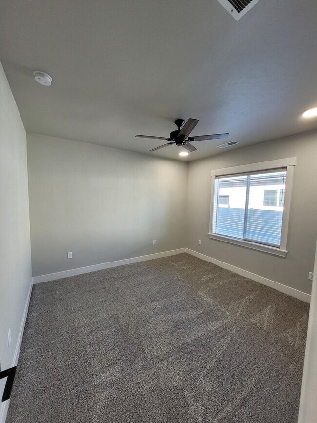 Building Photo - Stunning Townhome In Meridian!