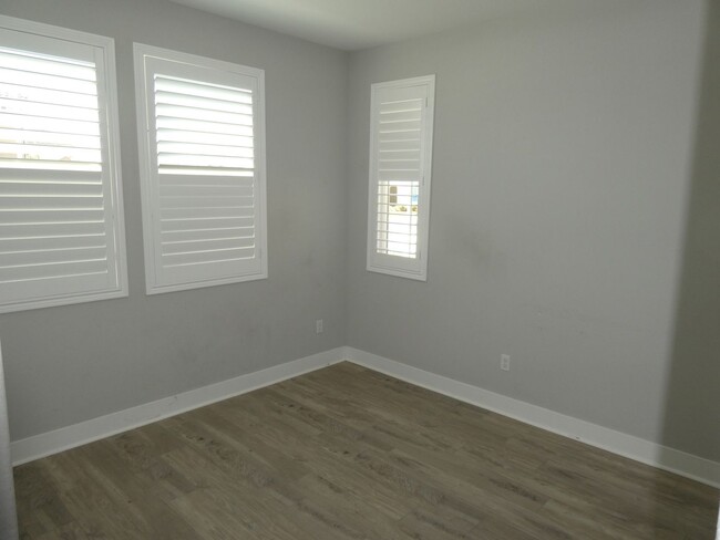 Building Photo - 5 Bedroom Home for Rent in Santa Clarita!