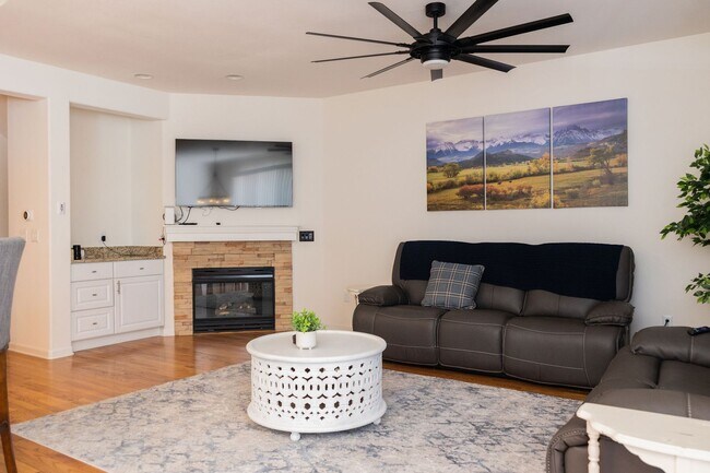 Building Photo - 2960 Newport Cir