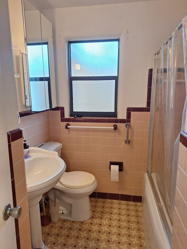 Building Photo - WALK TO THE BEACH - 3BR 2BA PARTIALLY FURNISHED