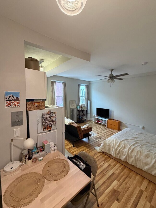 Building Photo - Gorgeous renovated studio with great location on Green Line in Allston available NOW!!